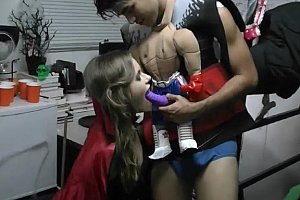 赵敏被扒开双乳蹂躏